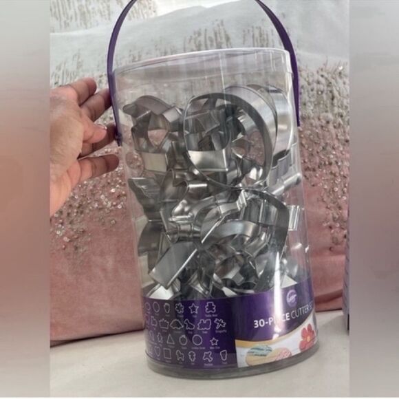 NWT Wilton 30-Piece Cookie Cutter Set Home Baking Tool Handle Container - Picture 5 of 6